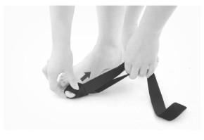 1) Наденьте ортез на палец