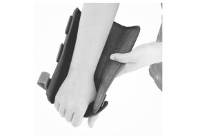 1)	Наденьте ортез на руку