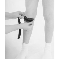    1) Прикрепите скобу к ноге