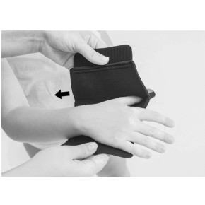 1)	Поместите большой палец в ортез