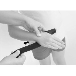 1) Поместите большой палец в ортез