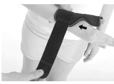 1) Наденьте ортез на руку и переплетите ленту вокруг запястья