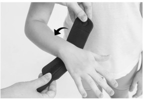 1)	Наденьте ортез на руку