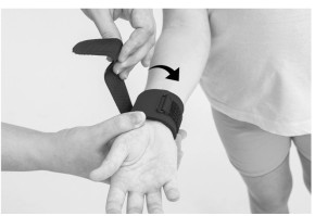 3)	Проденьте ремень через пряжку