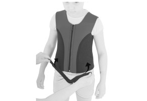 8)* Застегните ремень промежности на передней части жилета