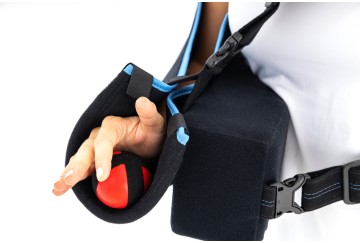 Внутри рукава помещен мячик, закрепленный на липучке.