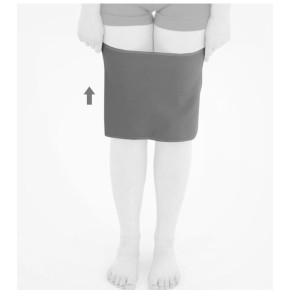 1) Наденьте ортез на ноги и подтяните вверх